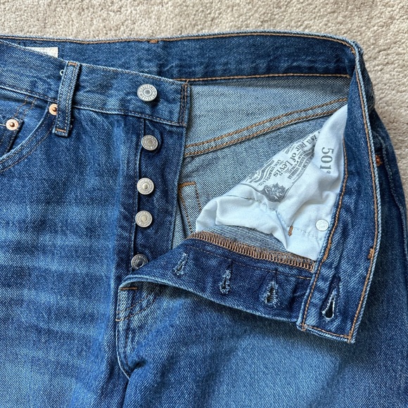 Levi’s 501 Original Fit Women’s Jeans in Medium Wash - Picture 4 of 11